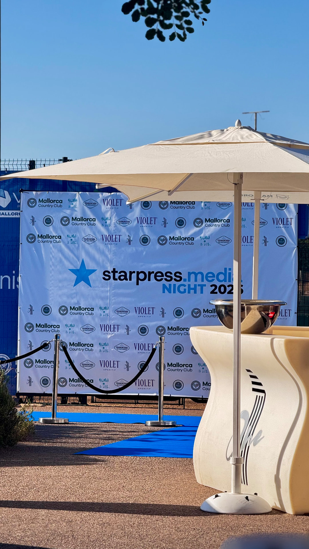 Blauer Teppich und Fotowand der Star Press Media Night 2026