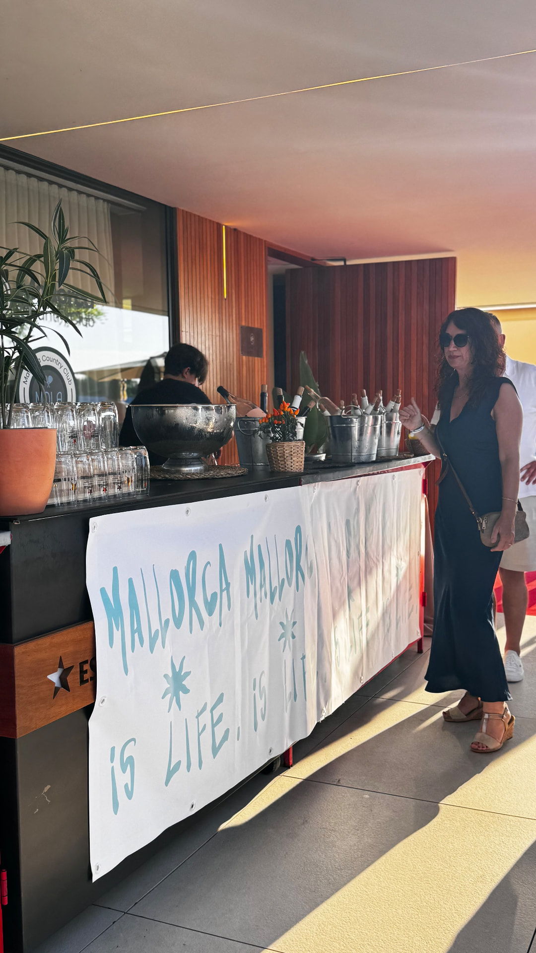 Weinbar mit mallorca-is-life Banner bei der Star Press Media Night